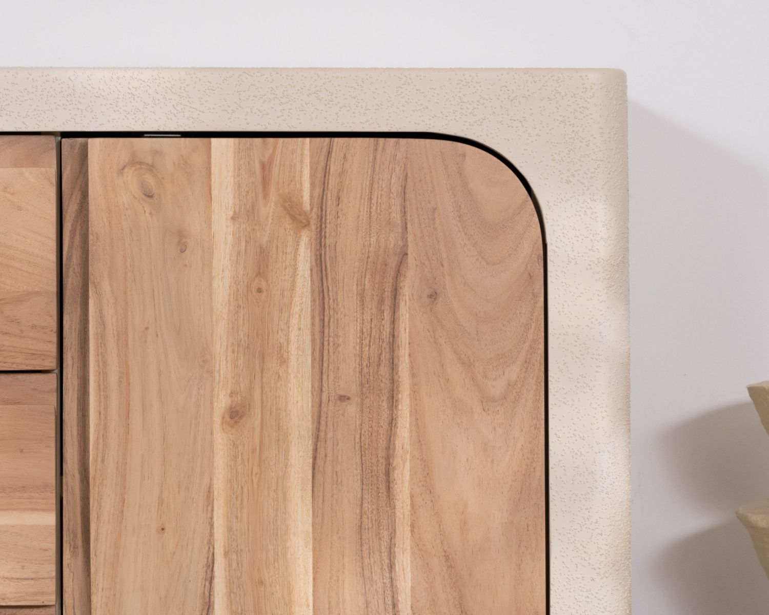 Credenza da 170 cm in stile organico con finitura effetto cemento sabbiato "Miona"