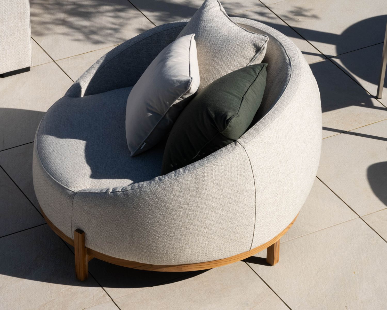 Sedia da camino rotonda XL in tessuto speciale "Roncobello" screziato bianco per esterni con cuscini decorativi