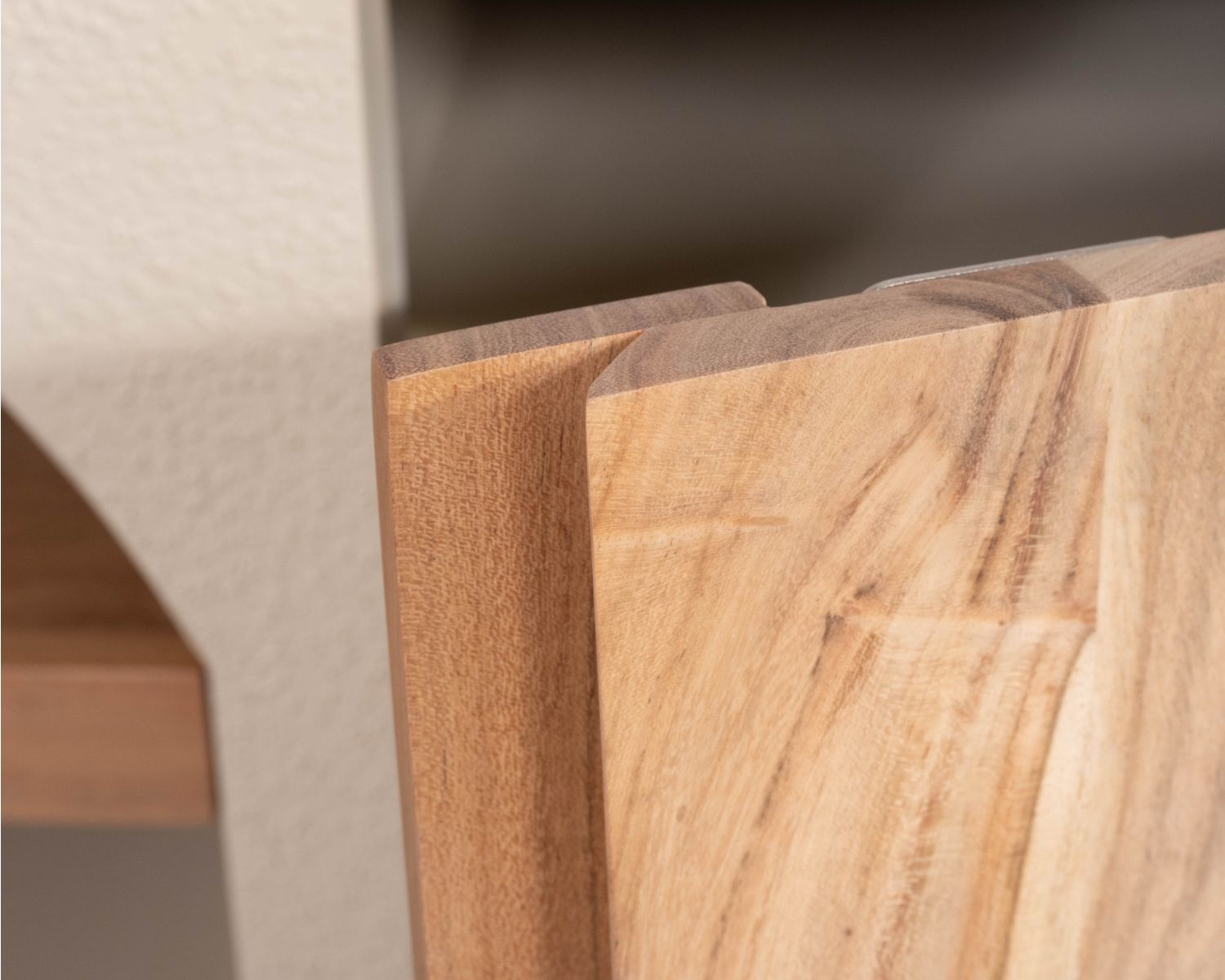 Tavolino rettangolare con nicchia dal design organico "Miona"