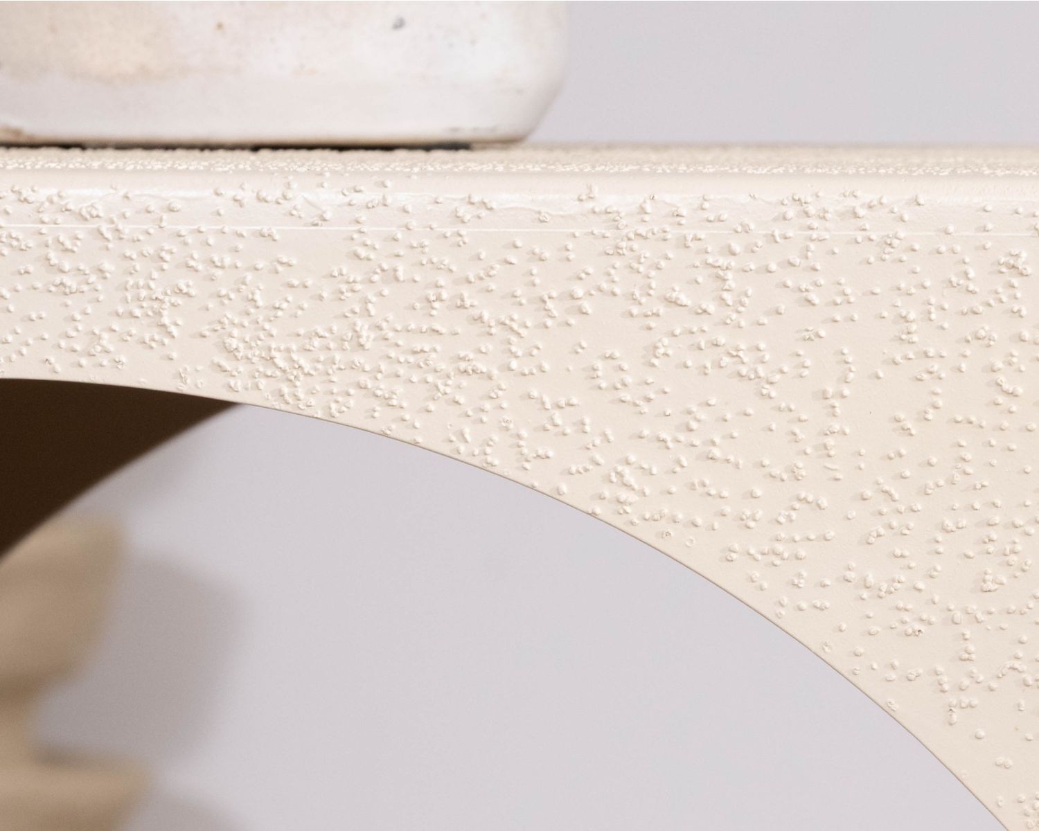 Tavolino rettangolare con nicchia dal design organico "Miona"