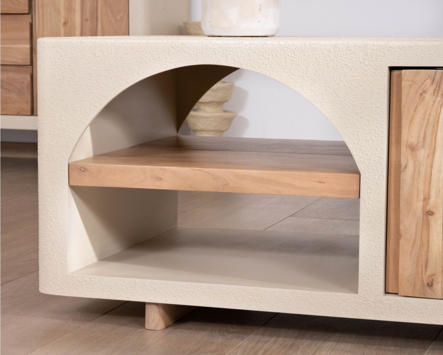 Tavolino rettangolare con nicchia dal design organico "Miona"