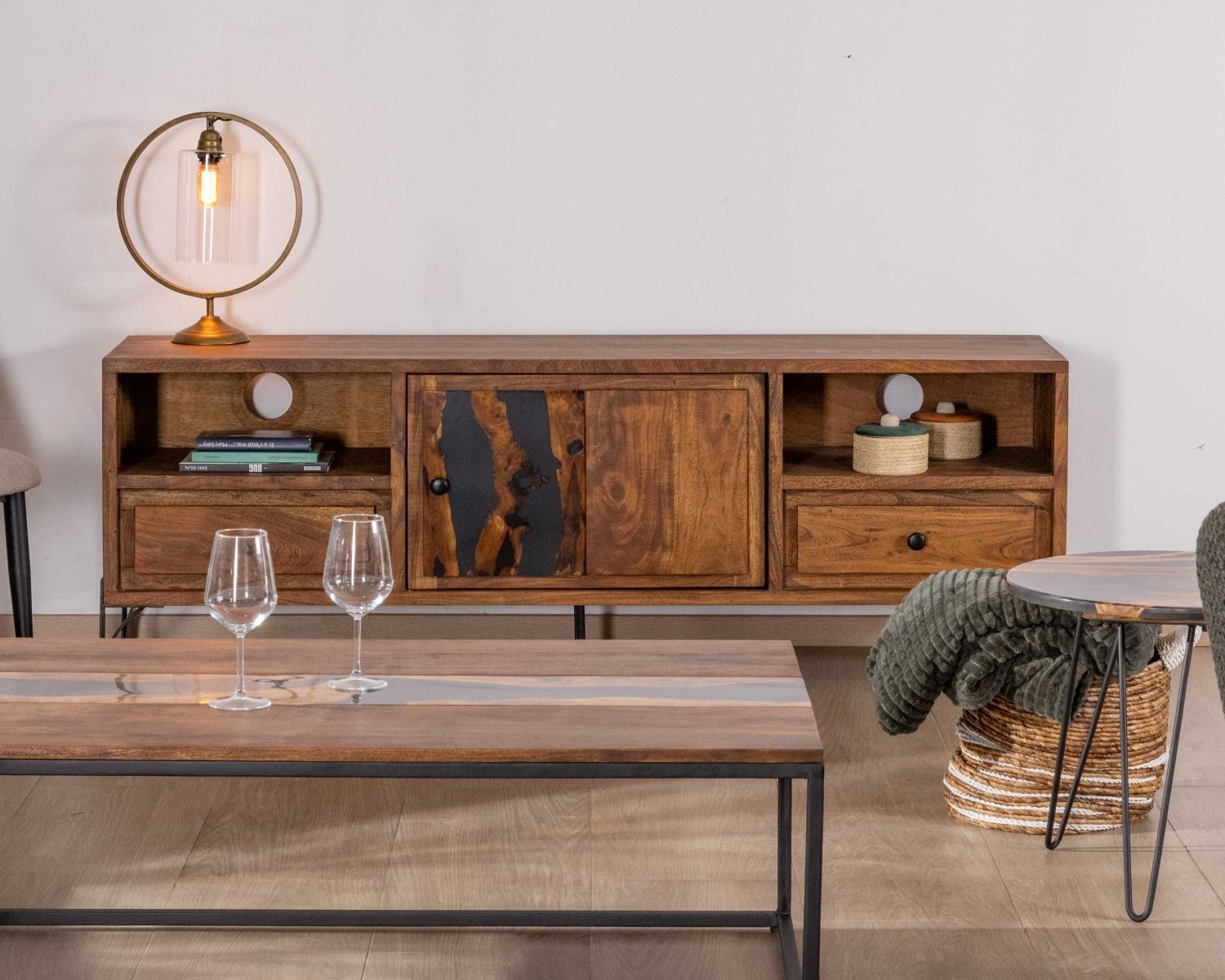 Porta TV etnico in acacia massiccia "Membatu" 175 cm con gambe in metallo nero