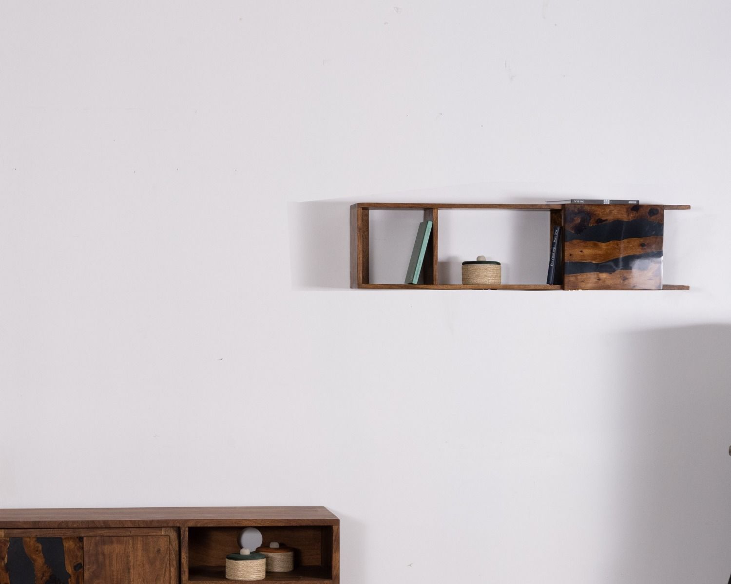 Mensola da parete "Membatu" in acacia e resina etnica