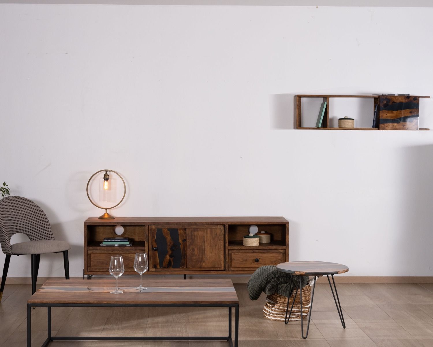 Porta TV etnico in acacia massiccia "Membatu" 175 cm con gambe in metallo nero