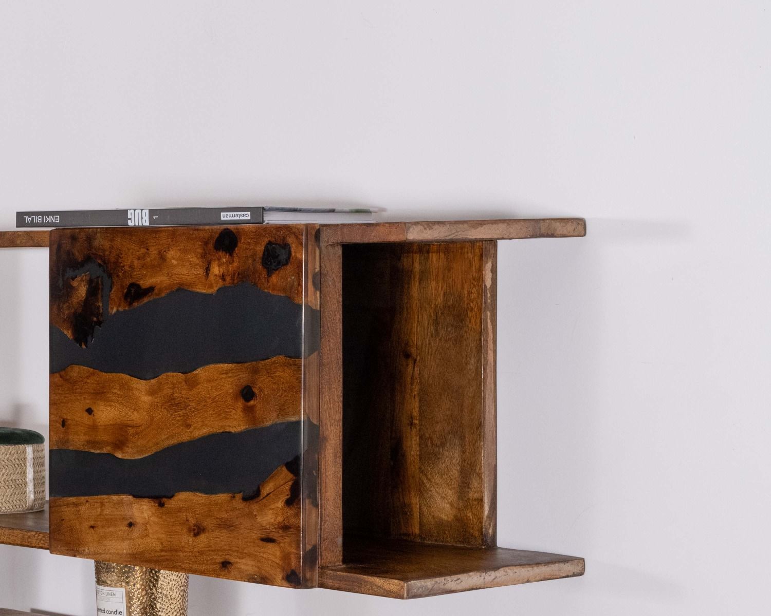 Mensola da parete "Membatu" in acacia e resina etnica