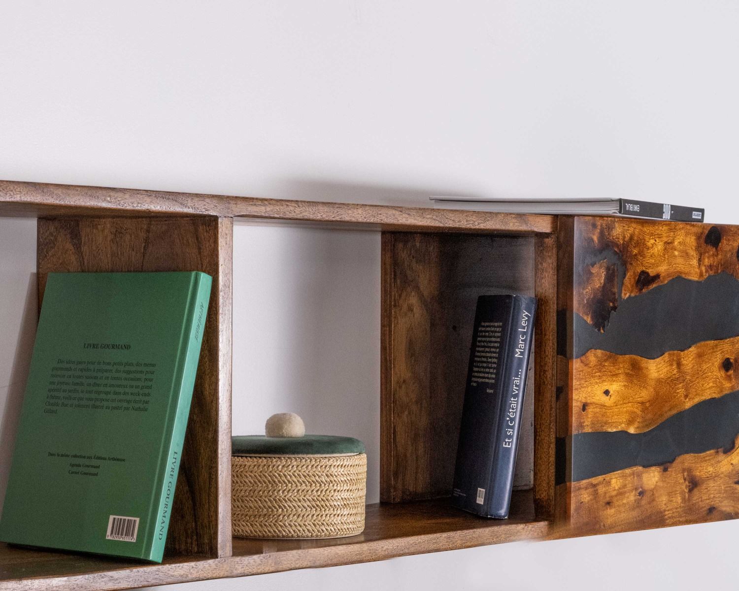 Mensola da parete "Membatu" in acacia e resina etnica