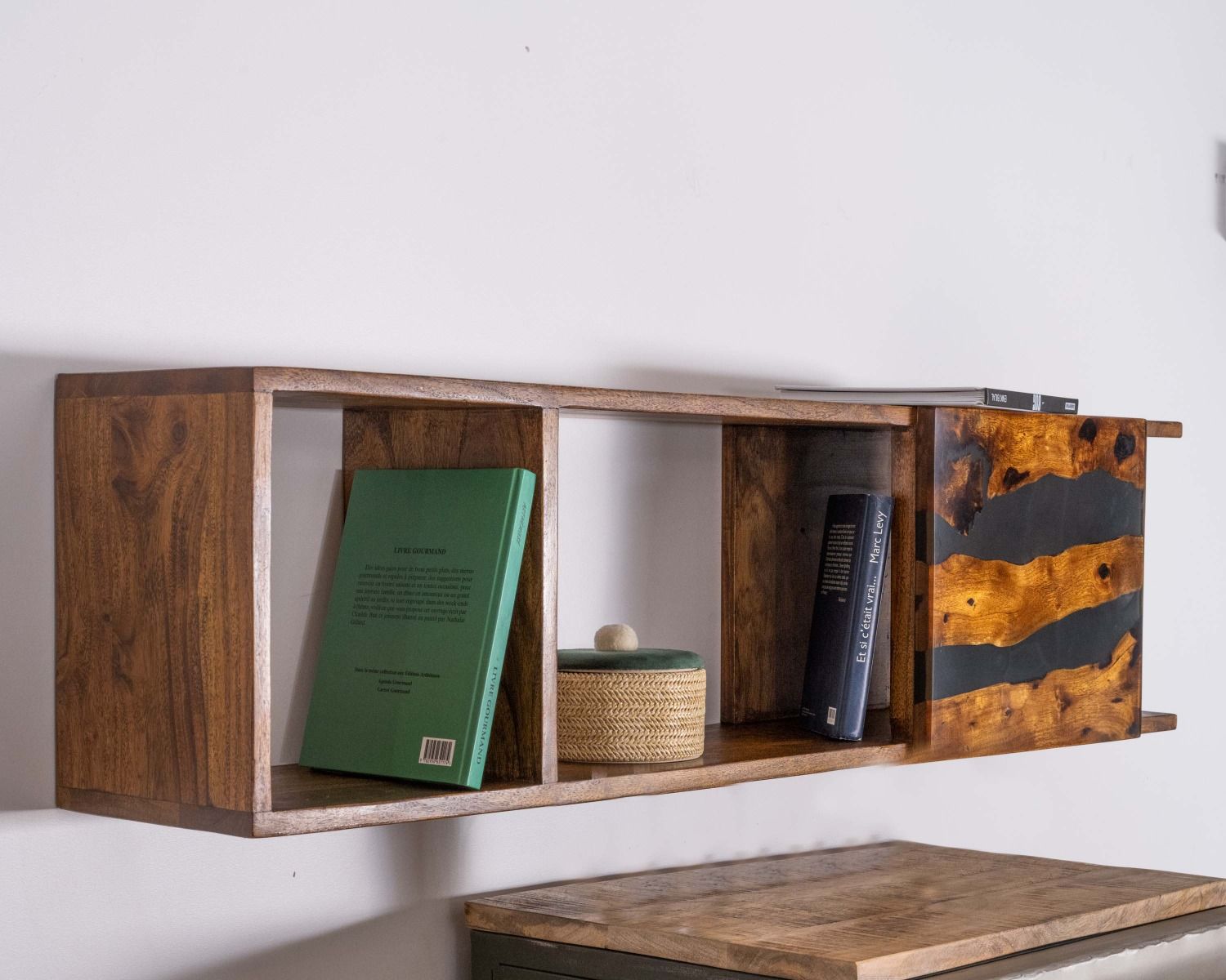 Mensola da parete "Membatu" in acacia e resina etnica