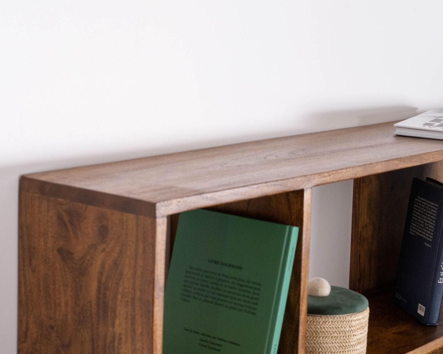 Mensola da parete "Membatu" in acacia e resina etnica