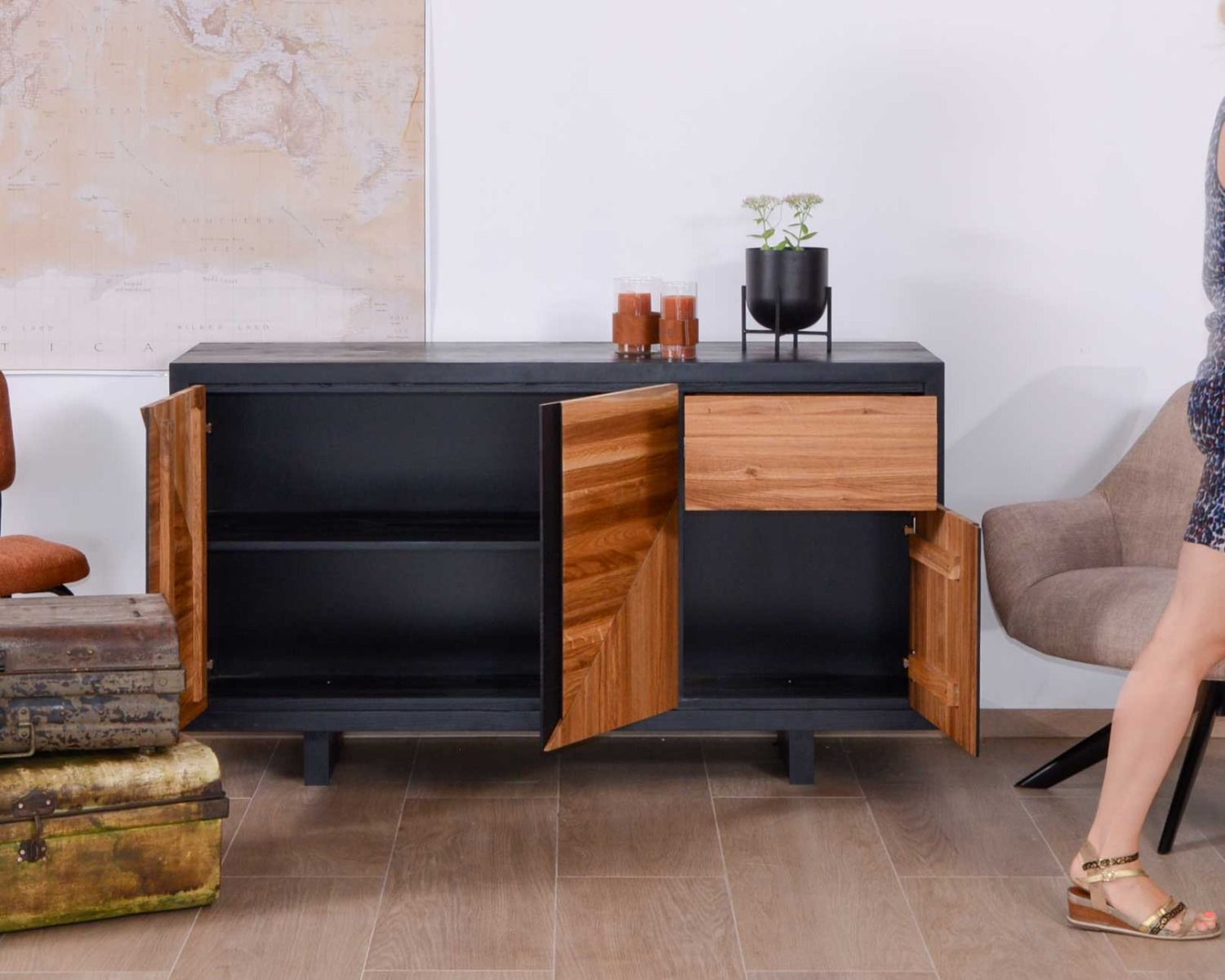 Credenza contemporanea bicolore in legno massiccio "Flix" con 3 ante e 1 cassetto