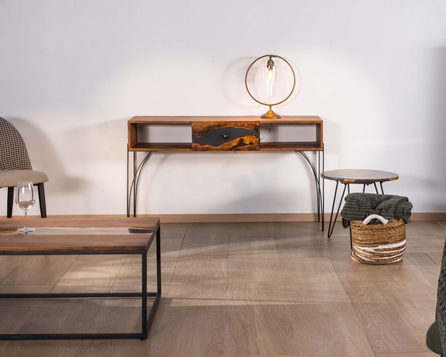 Tavolino rotondo in stile etnico in acacia e resina con gambe in metallo "Membatu"