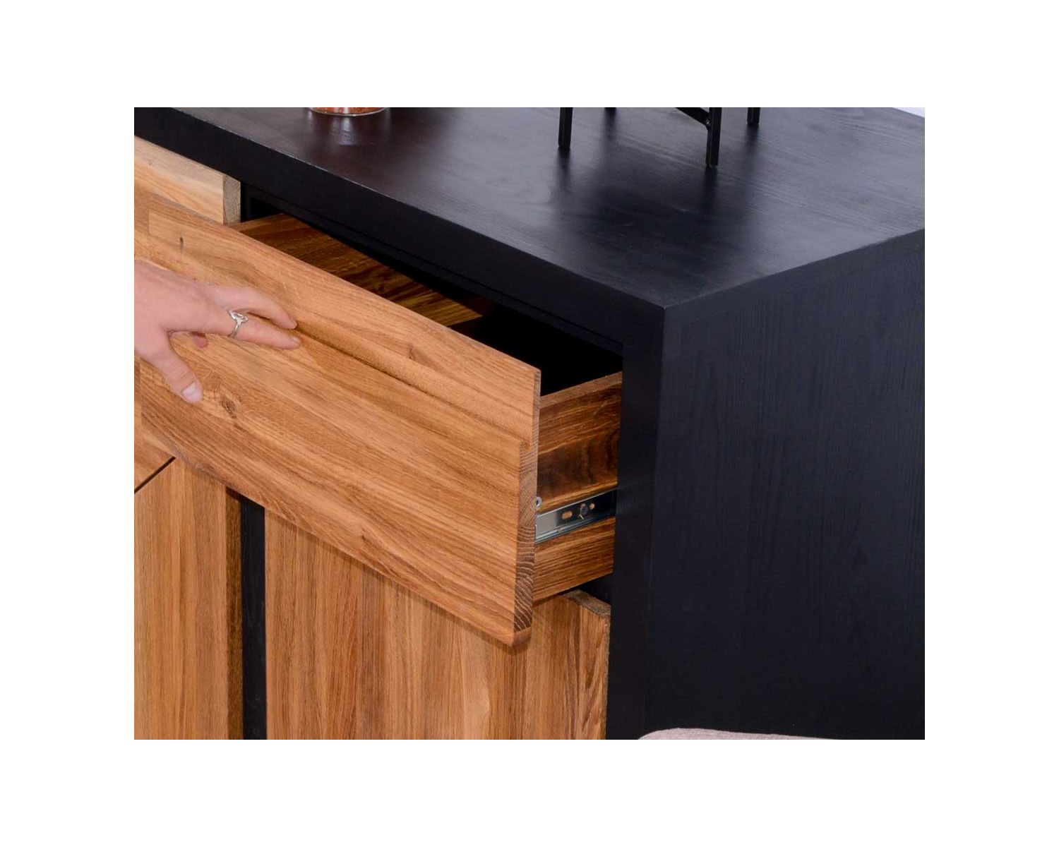 Credenza contemporanea bicolore in legno massiccio "Flix" con 3 ante e 1 cassetto