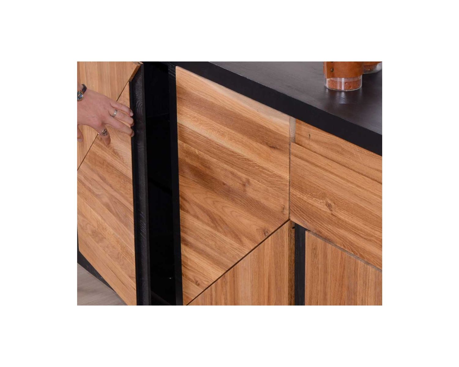 Credenza contemporanea bicolore in legno massiccio "Flix" con 3 ante e 1 cassetto