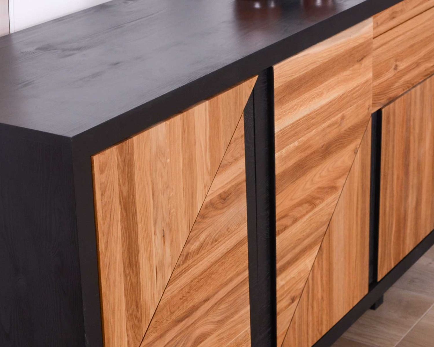 Credenza contemporanea bicolore in legno massiccio "Flix" con 3 ante e 1 cassetto