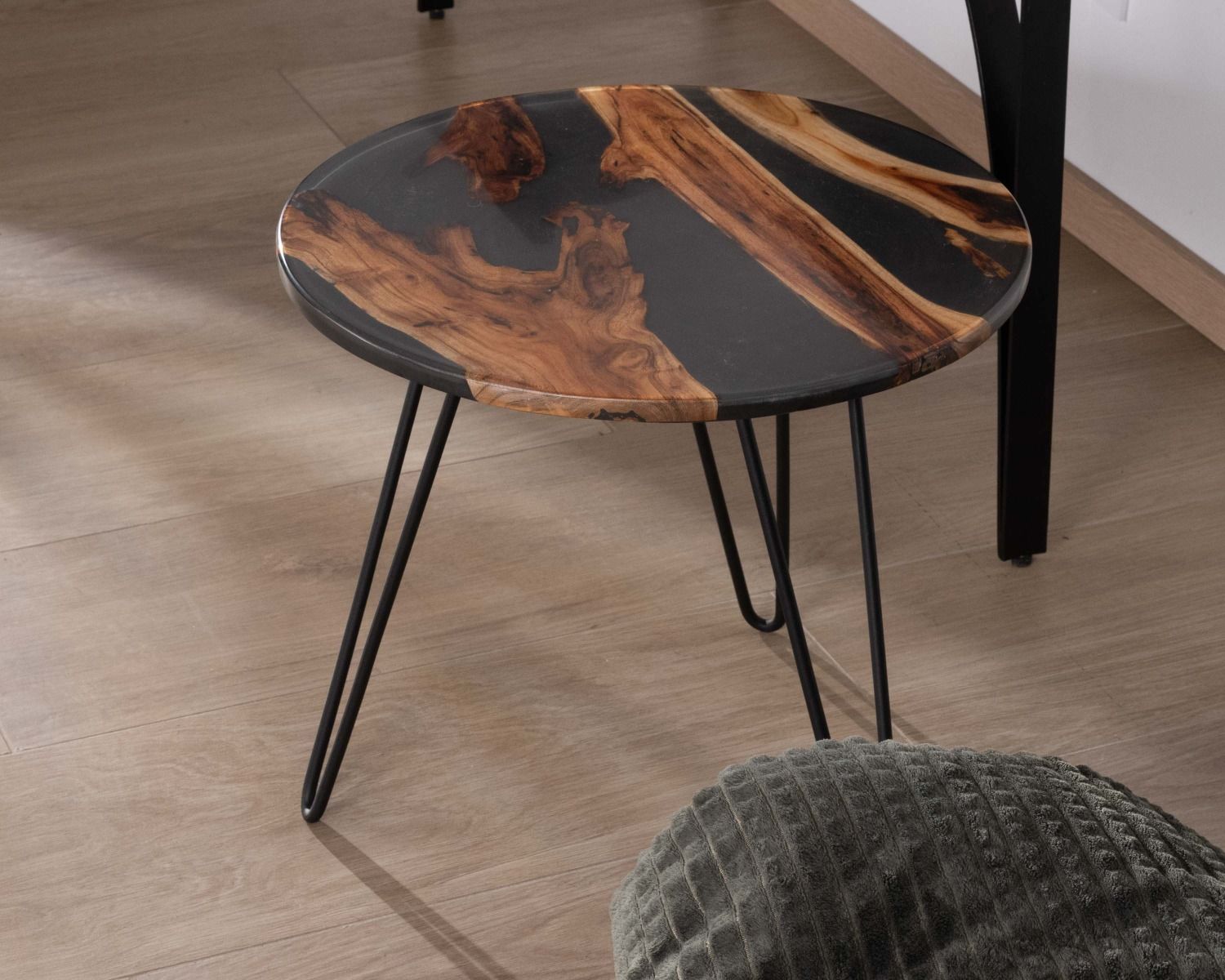 Tavolino rotondo in stile etnico in acacia e resina con gambe in metallo "Membatu"