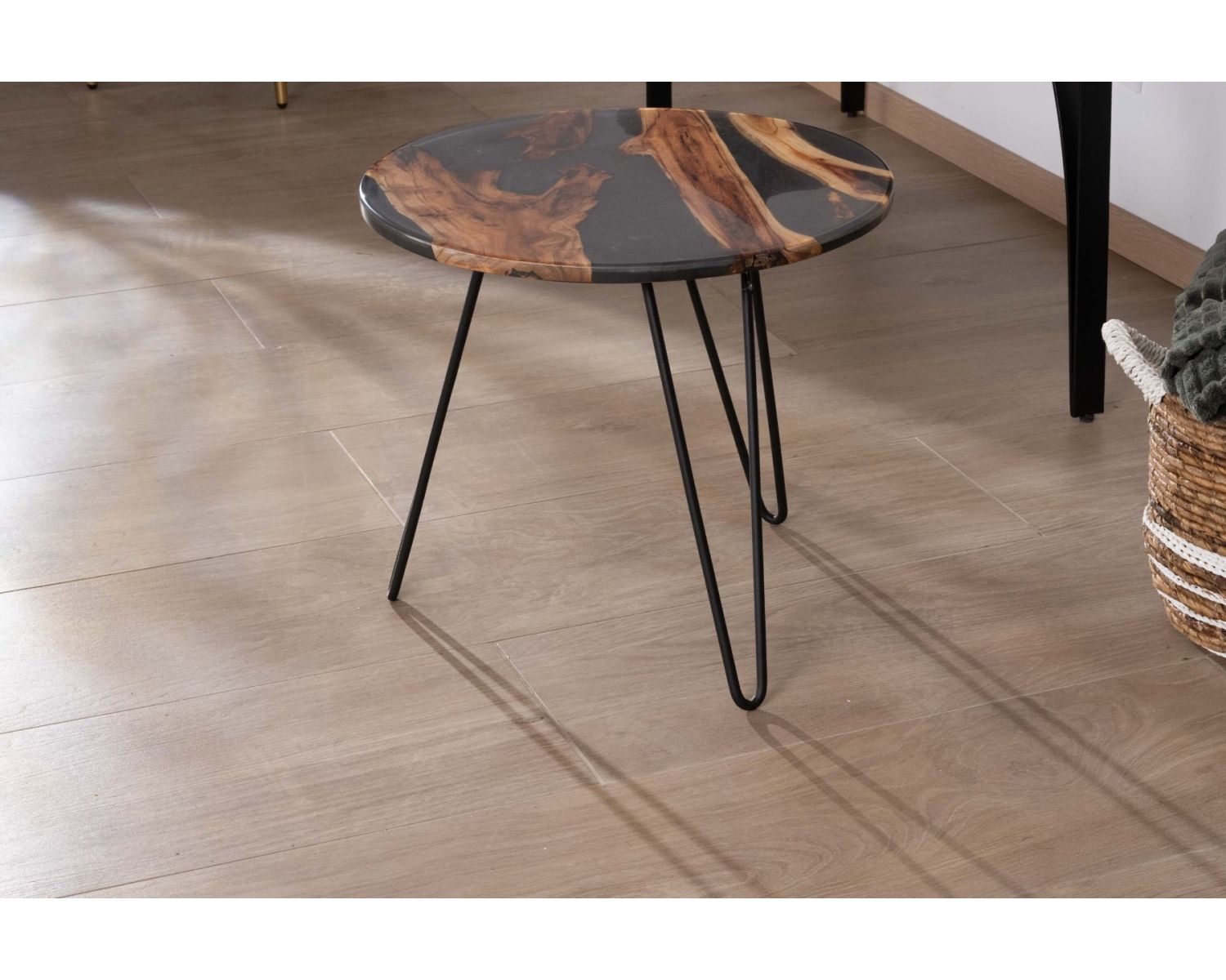 Tavolino rotondo in stile etnico in acacia e resina con gambe in metallo "Membatu"