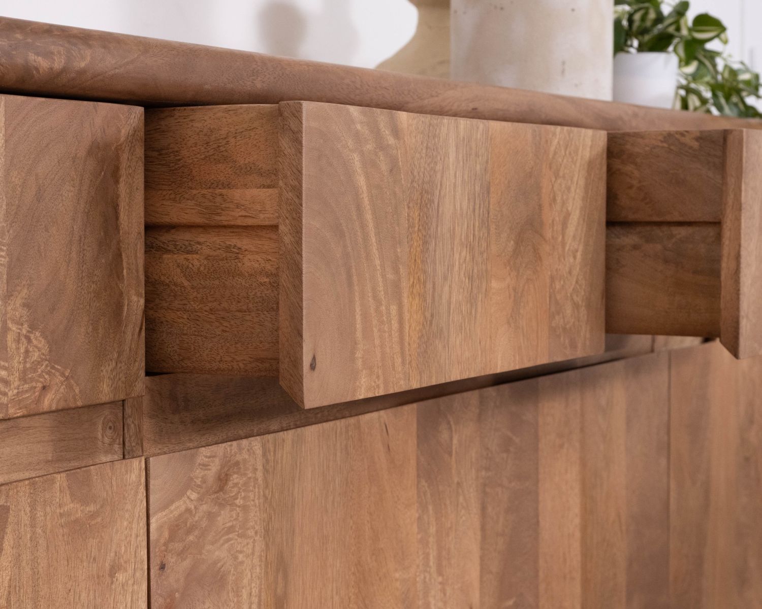 Credenza in stile neo-vintage in legno massello di mango, 170 cm, modello "Spelano", con 4 ante e 2 cassetti