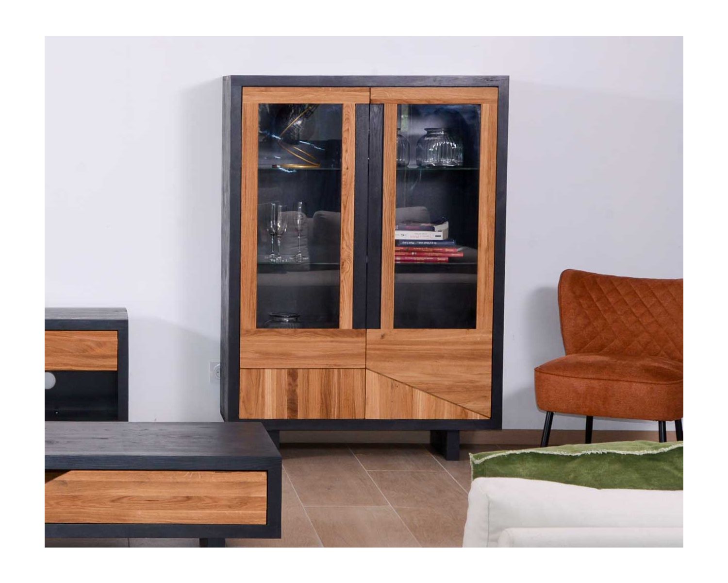 Vetrina contemporanea a 2 ante in vetro e legno massiccio "Flix" di Casita 