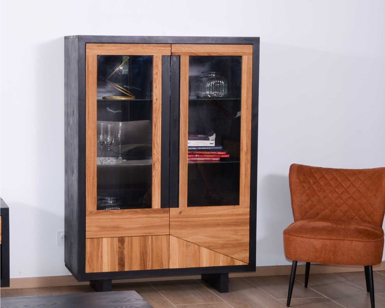 Vetrina contemporanea a 2 ante in vetro e legno massiccio "Flix" di Casita 