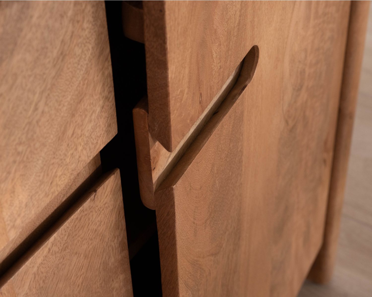 Credenza in stile neo-vintage in legno massello di mango, 170 cm, modello "Spelano", con 4 ante e 2 cassetti