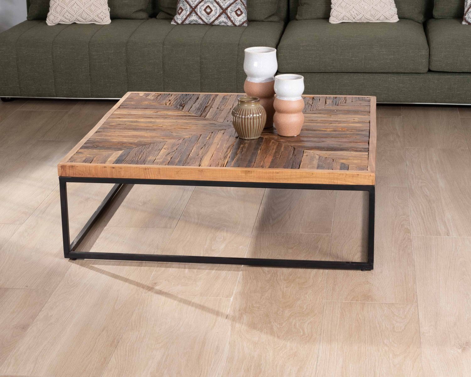 Tavolino quadrato con finitura a spina di pesce in acacia e struttura in metallo "Géonidum" 110 cm