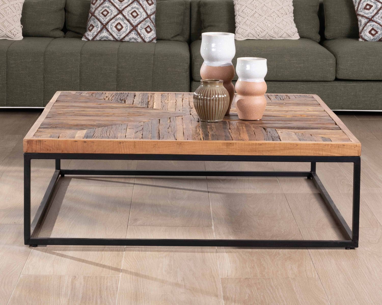 Tavolino quadrato con finitura a spina di pesce in acacia e struttura in metallo "Géonidum" 110 cm