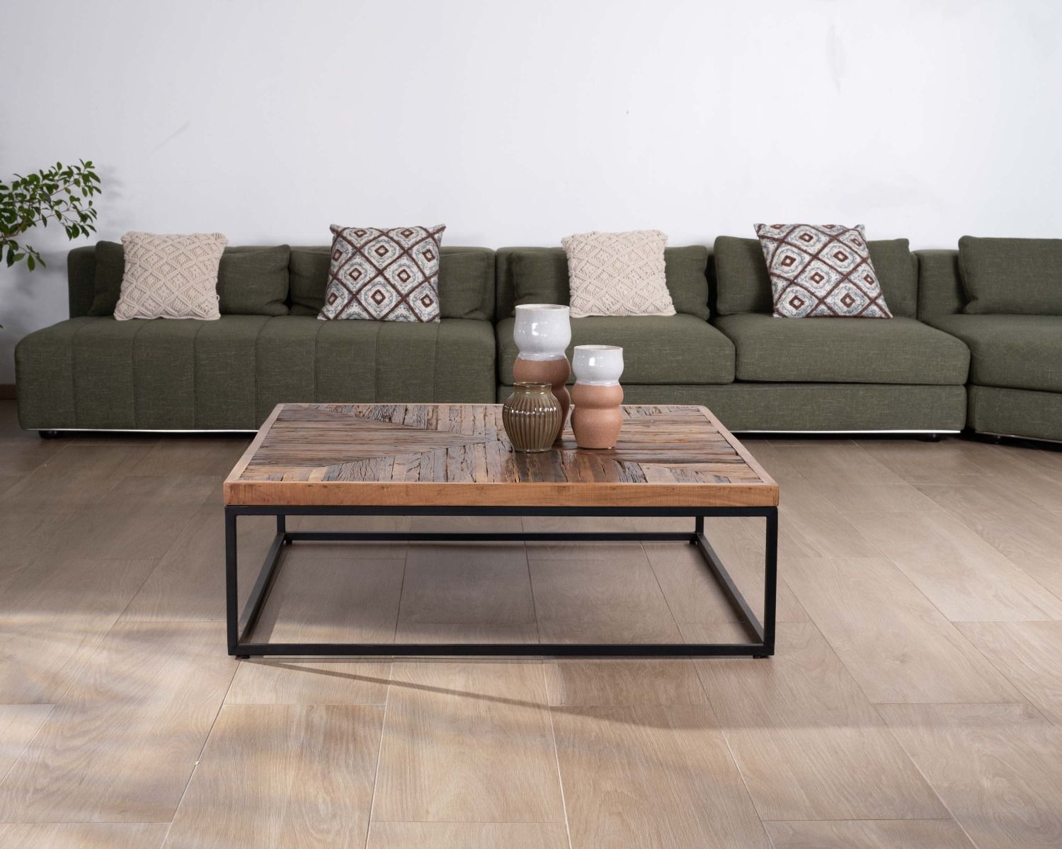 Tavolino quadrato con finitura a spina di pesce in acacia e struttura in metallo "Géonidum" 110 cm