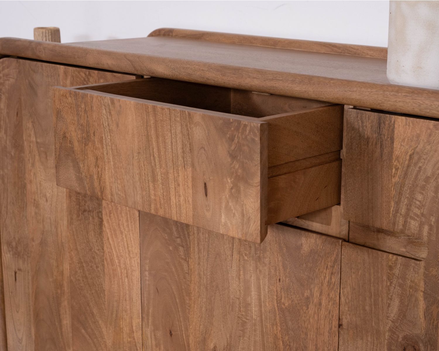 Credenza in stile neo-vintage a 3 ante in legno massello di mango "Spelano" 140 cm