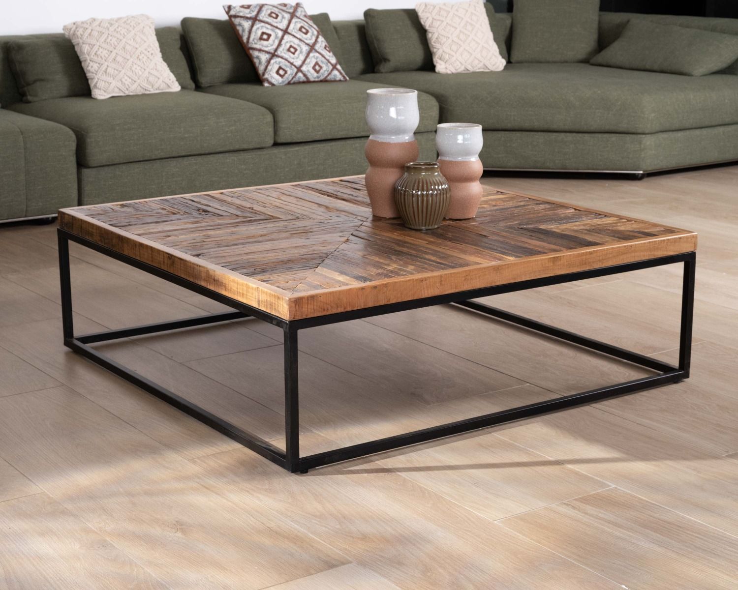 Tavolino quadrato con finitura a spina di pesce in acacia e struttura in metallo "Géonidum" 110 cm