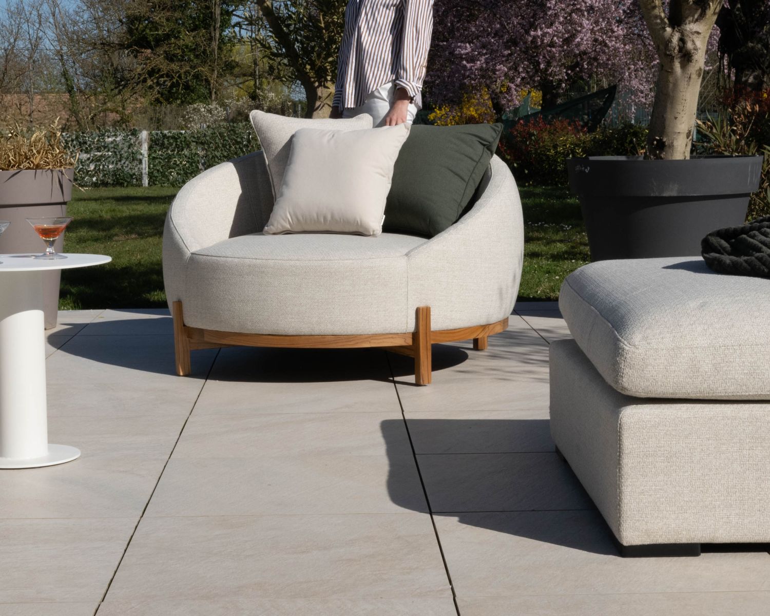 Sedia da camino rotonda XL in tessuto speciale "Roncobello" screziato bianco per esterni con cuscini decorativi