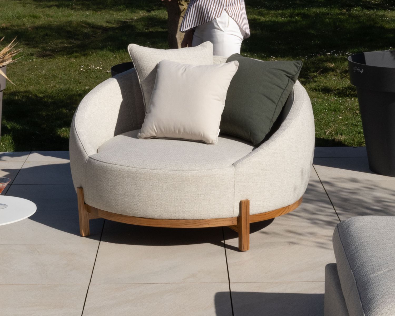 Sedia da camino rotonda XL in tessuto speciale "Roncobello" screziato bianco per esterni con cuscini decorativi