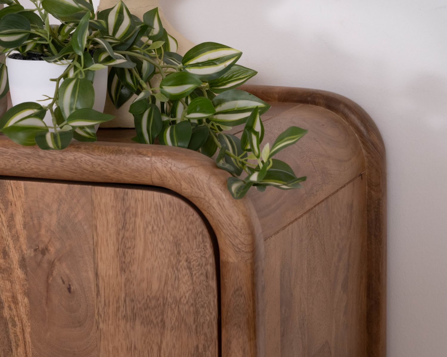 Credenza in stile neo-vintage a 3 ante in legno massello di mango "Spelano" 140 cm