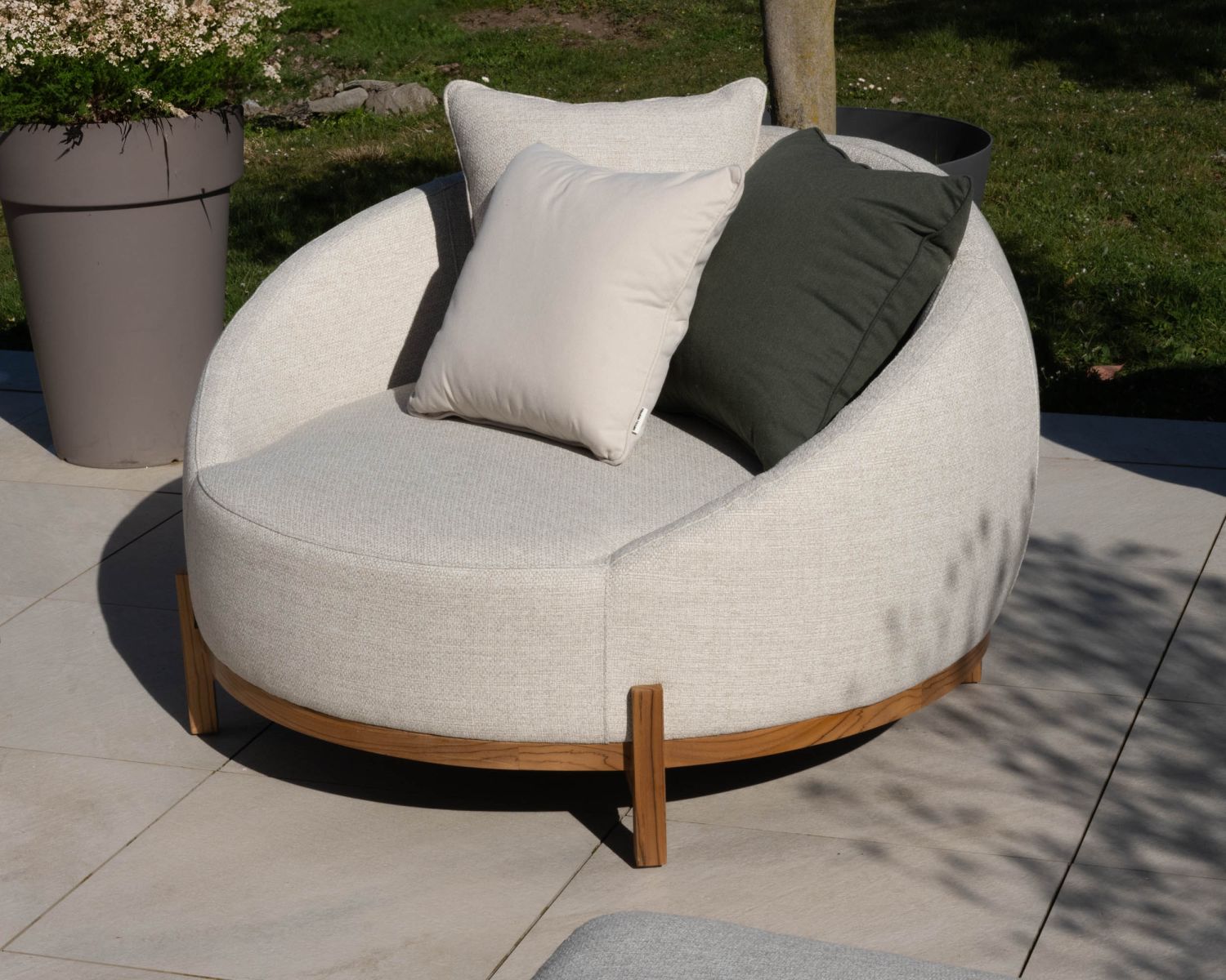 Sedia da camino rotonda XL in tessuto speciale "Roncobello" screziato bianco per esterni con cuscini decorativi