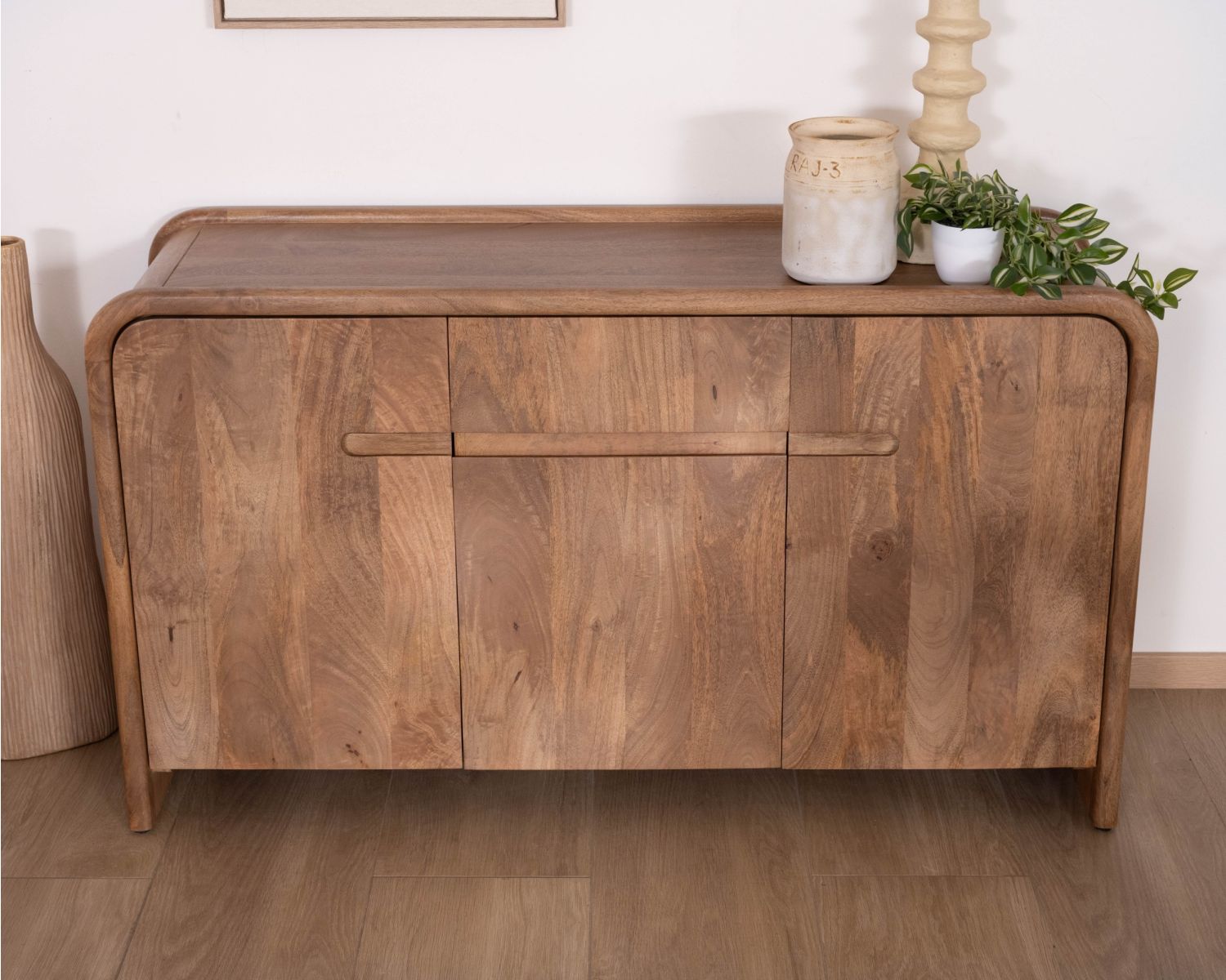 Credenza in stile neo-vintage a 3 ante in legno massello di mango "Spelano" 140 cm