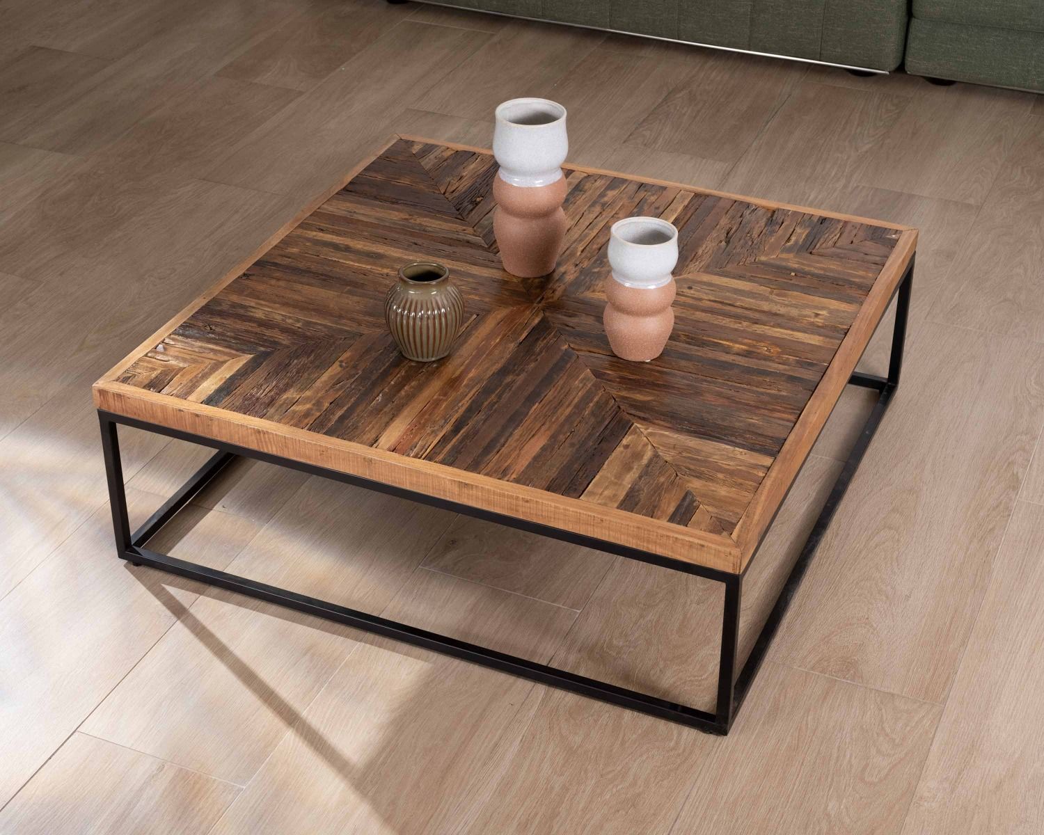 Tavolino quadrato con finitura a spina di pesce in acacia e struttura in metallo "Géonidum" 110 cm