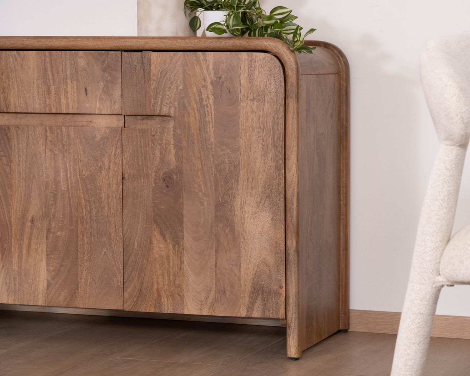 Credenza in stile neo-vintage a 3 ante in legno massello di mango "Spelano" 140 cm