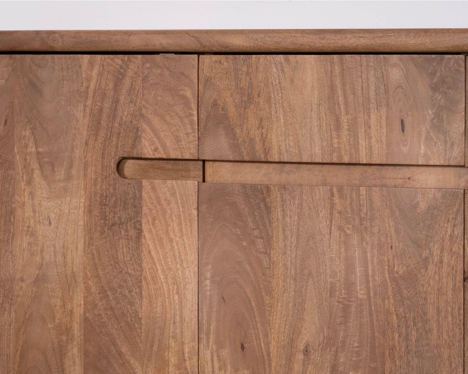 Credenza in stile neo-vintage a 3 ante in legno massello di mango "Spelano" 140 cm