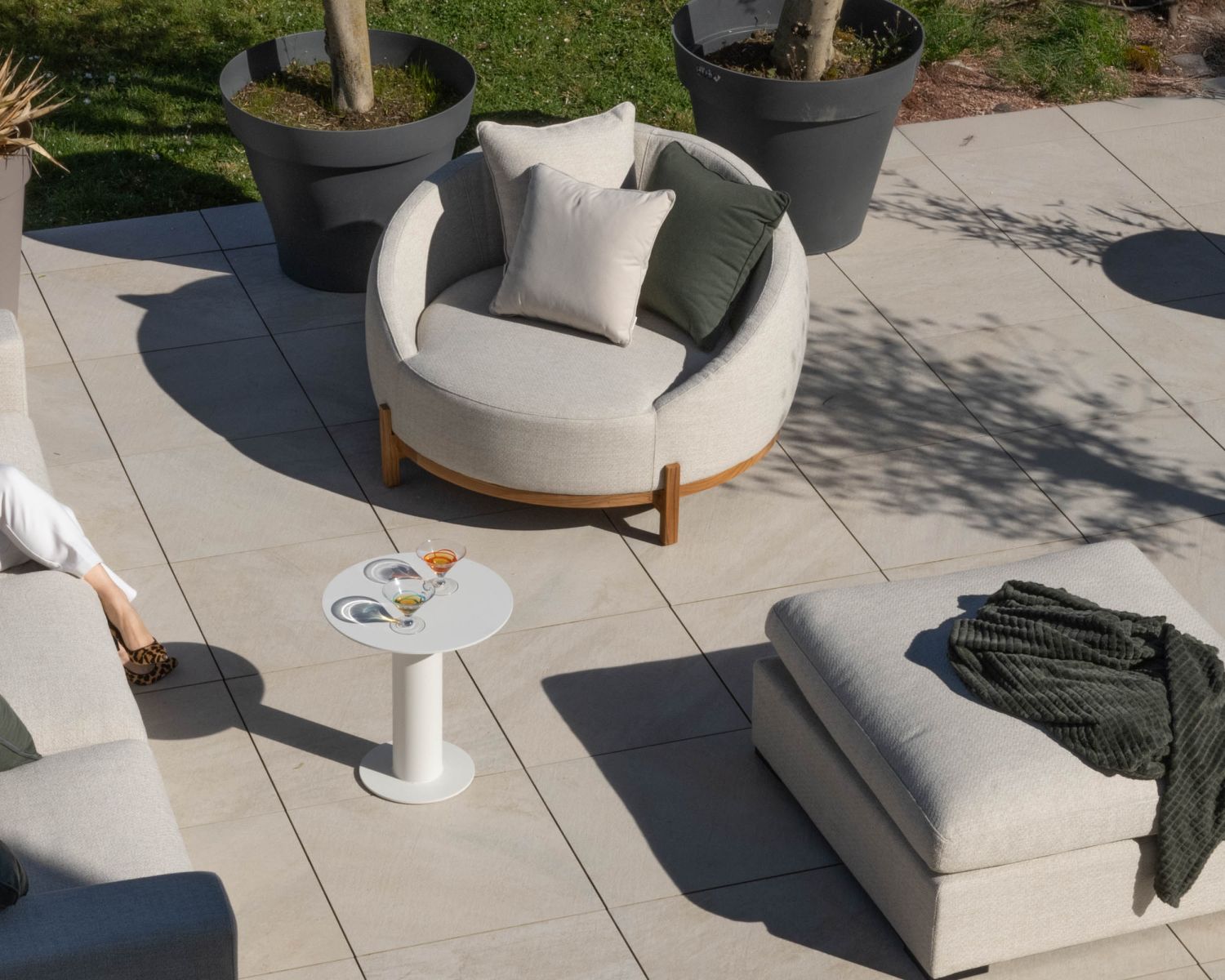 Sedia da camino rotonda XL in tessuto speciale "Roncobello" screziato bianco per esterni con cuscini decorativi