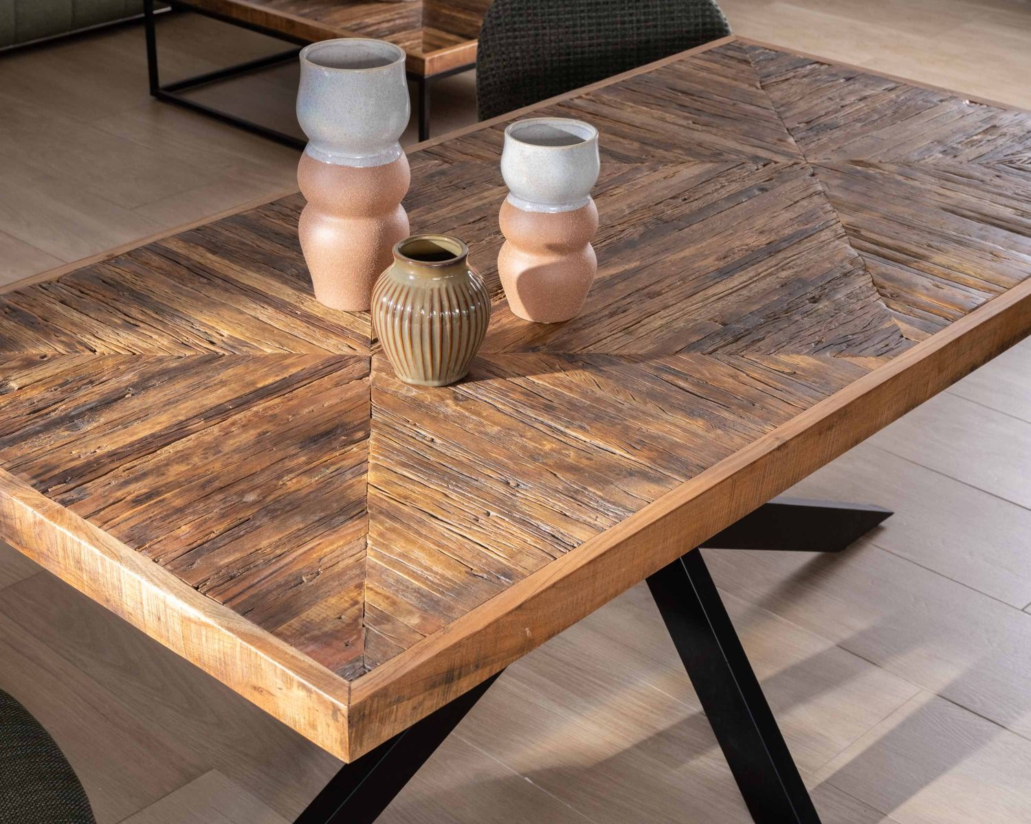 Tavolo rettangolare 180cm in acacia finitura a spina di pesce gambe in metallo mikado "Géonidum