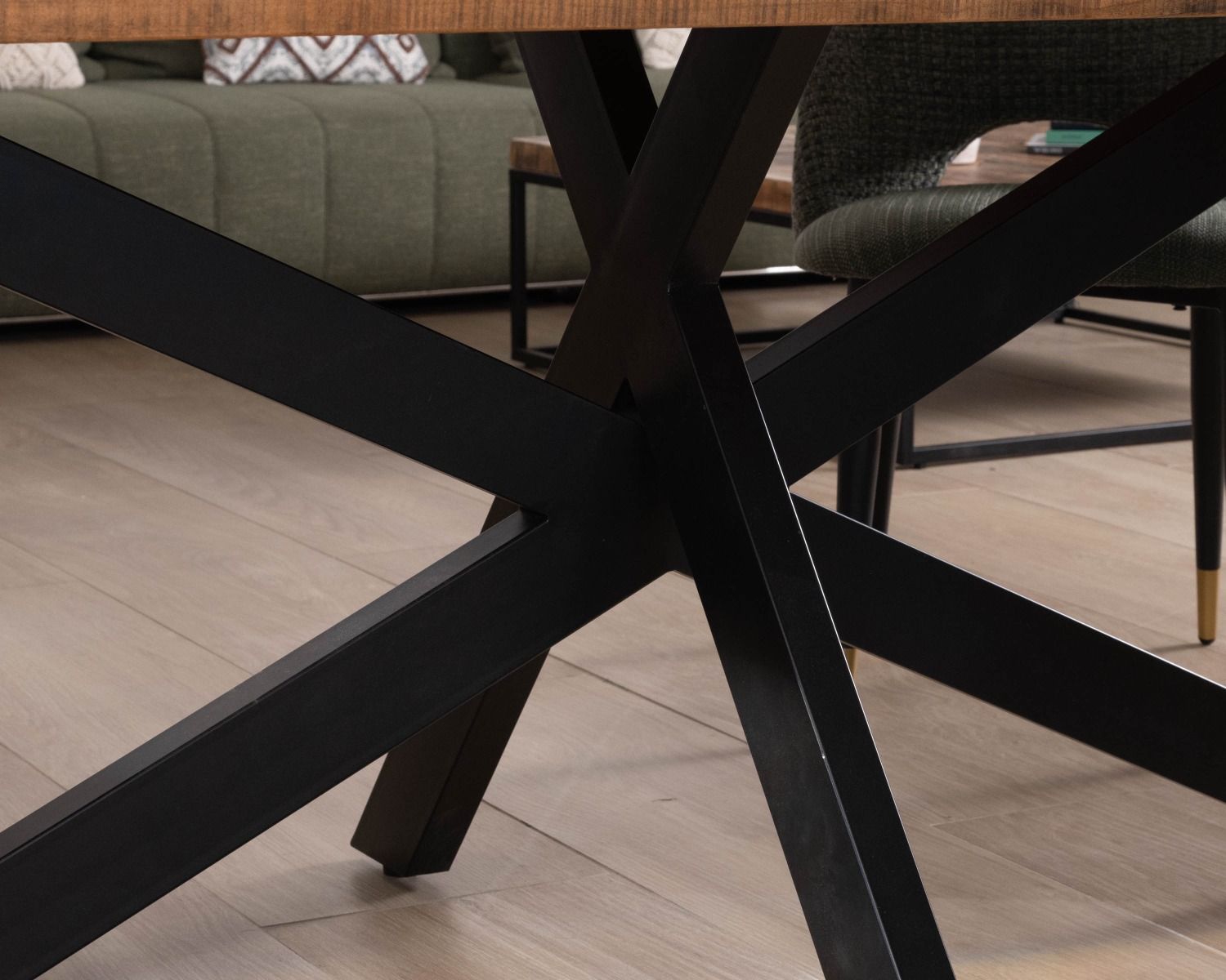 Tavolo rettangolare 180cm in acacia finitura a spina di pesce gambe in metallo mikado "Géonidum