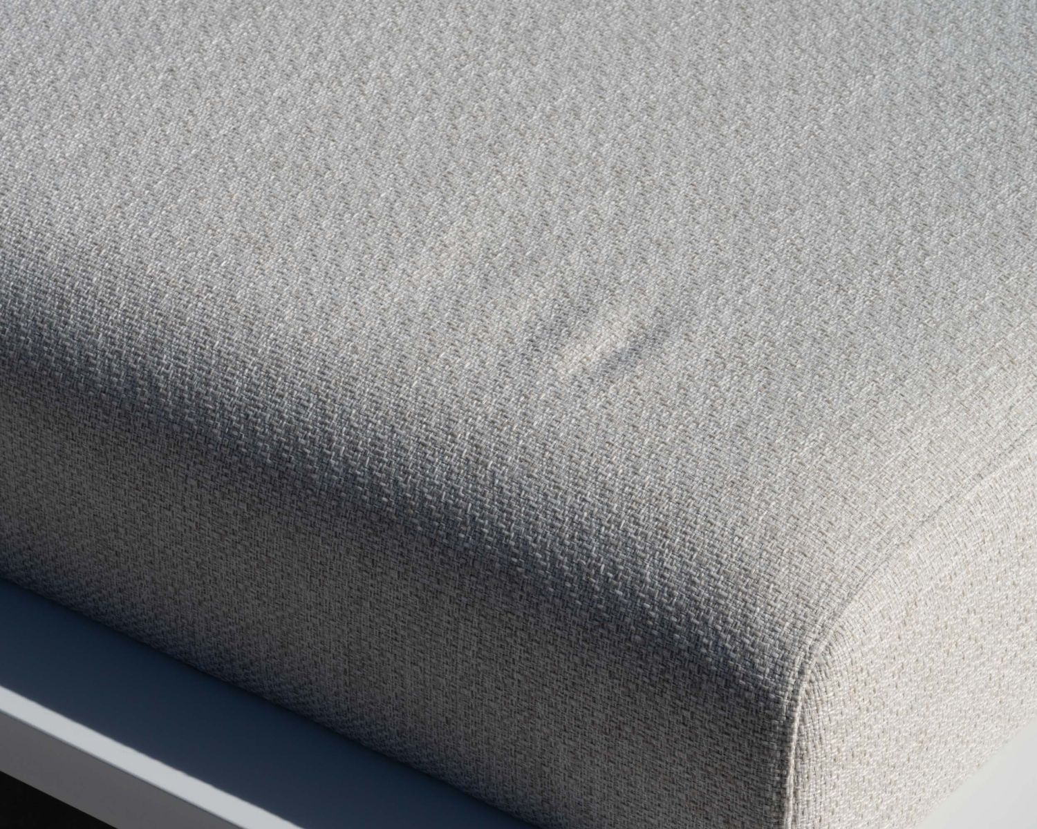 Lettino da sole "Nusa Pedina" di alta gamma in tessuto ecru e struttura in alluminio bianco