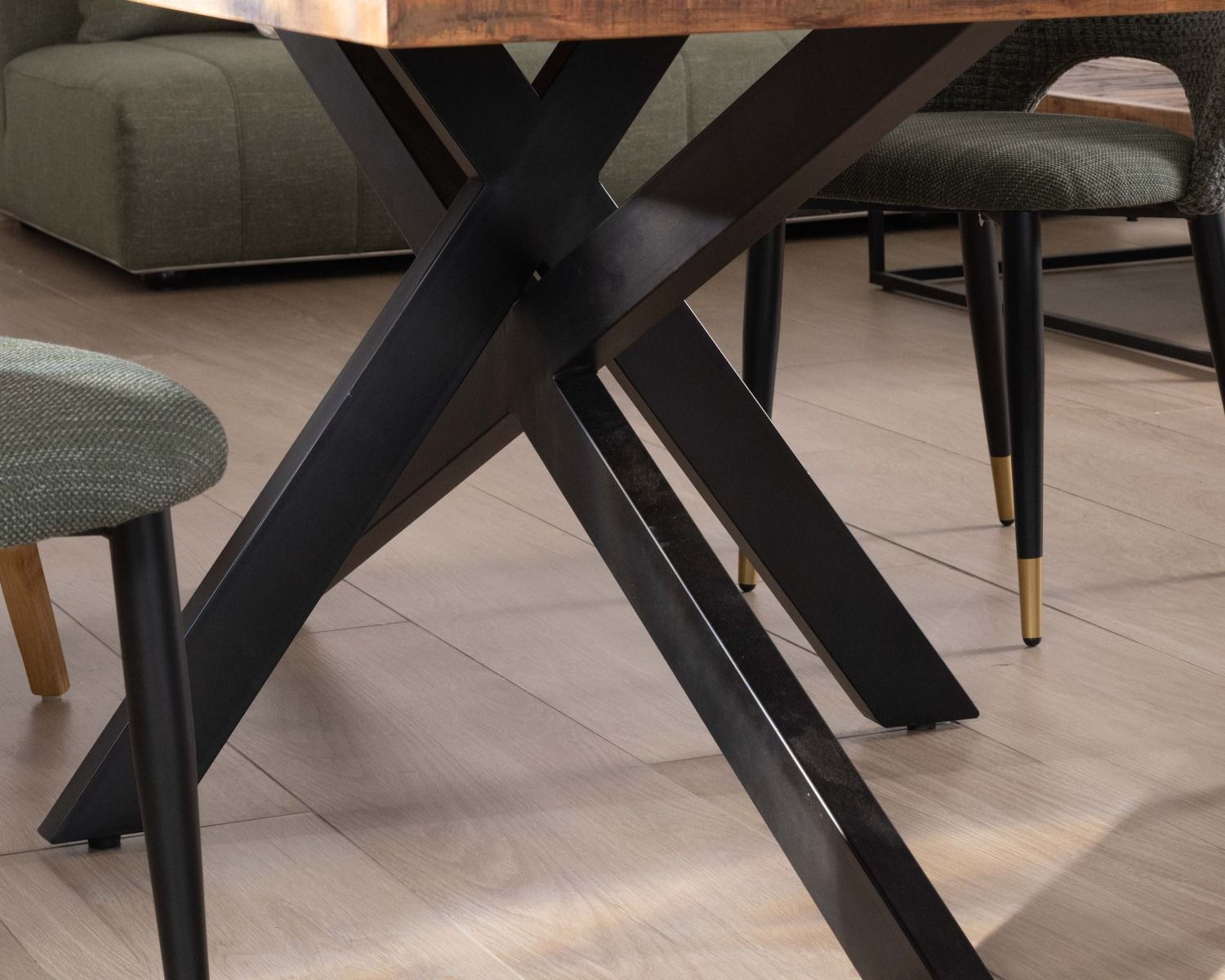 Tavolo rettangolare 180cm in acacia finitura a spina di pesce gambe in metallo mikado "Géonidum