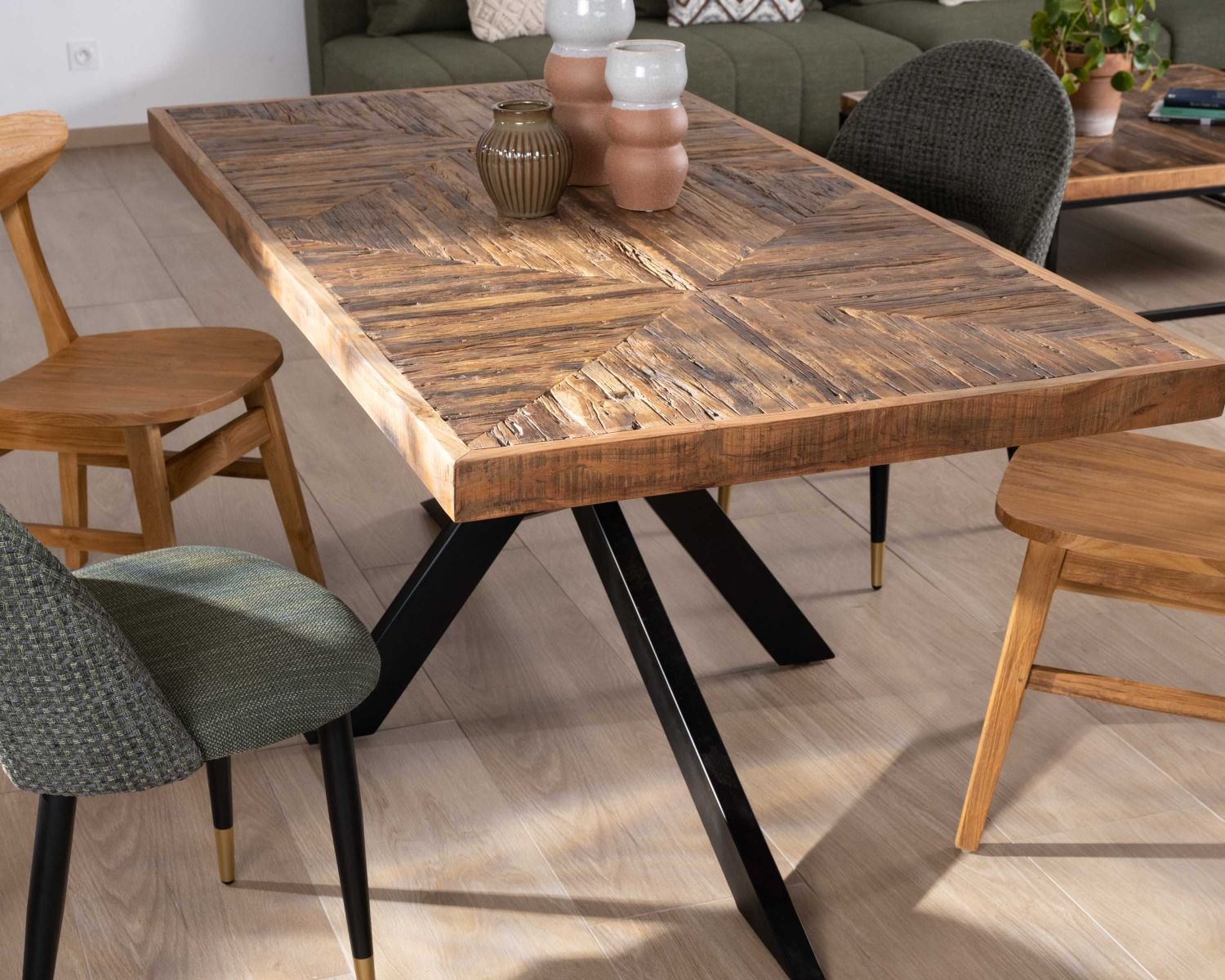 Tavolo rettangolare 180cm in acacia finitura a spina di pesce gambe in metallo mikado "Géonidum