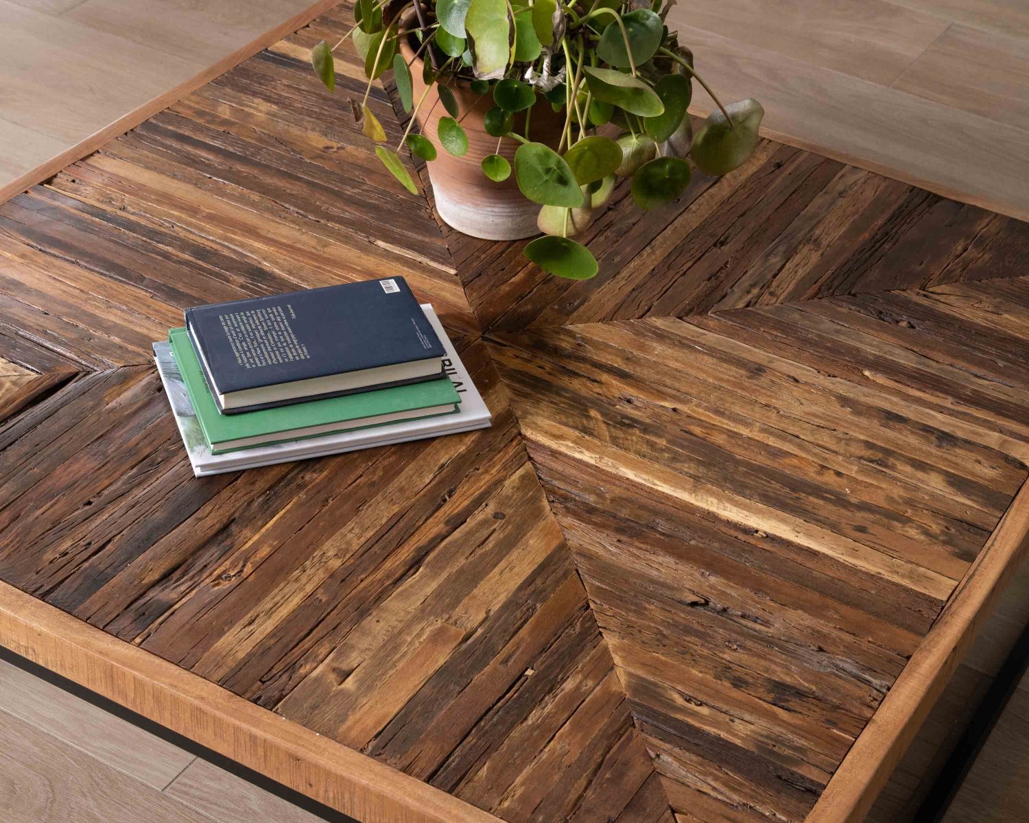 Tavolino quadrato con finitura a spina di pesce in acacia e struttura in metallo "Géonidum" 110 cm