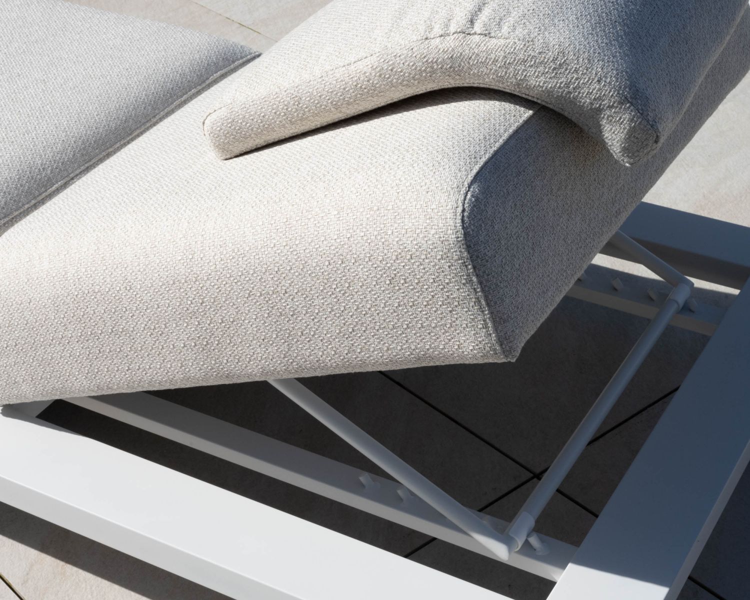 Lettino da sole "Nusa Pedina" di alta gamma in tessuto ecru e struttura in alluminio bianco