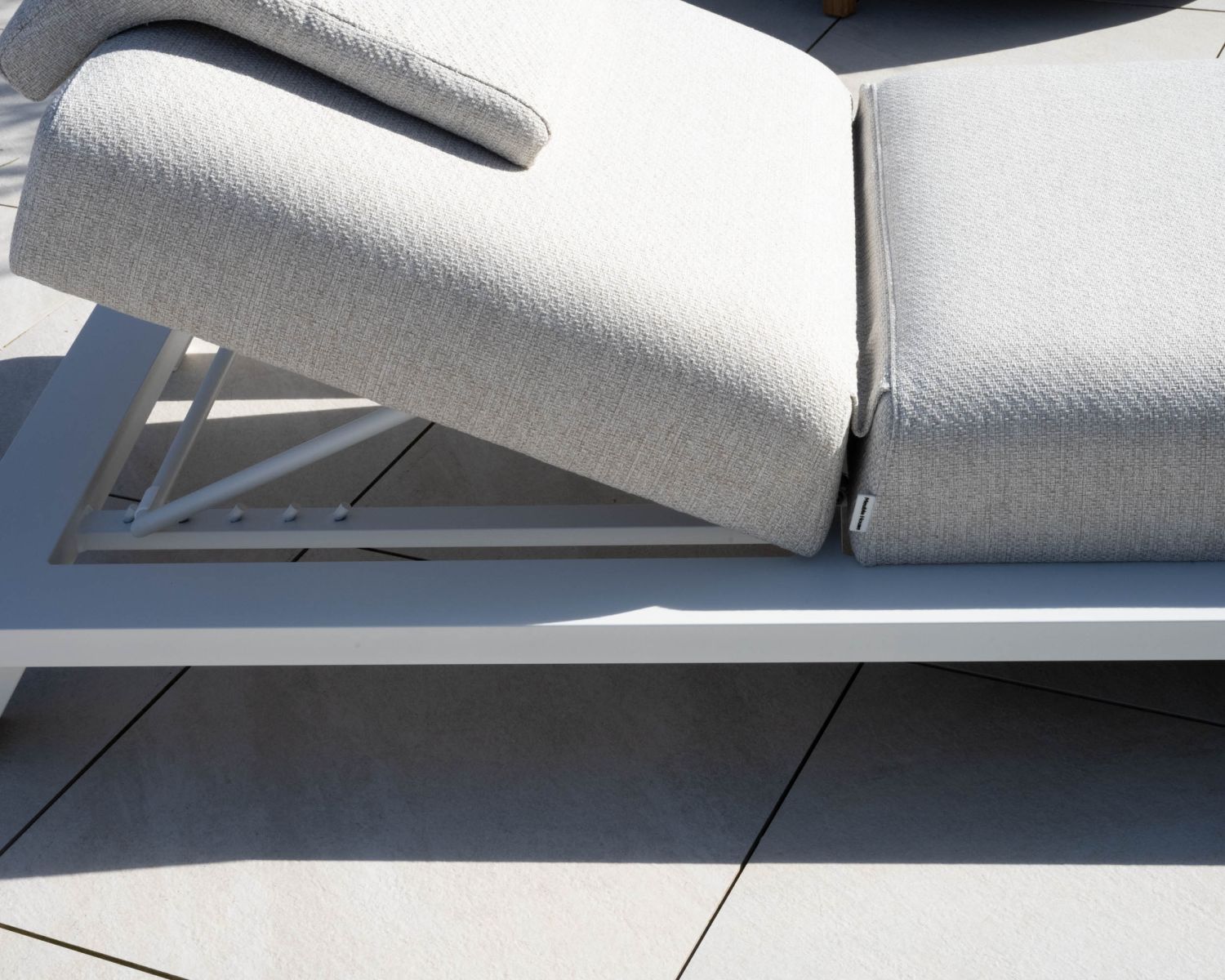 Lettino da sole "Nusa Pedina" di alta gamma in tessuto ecru e struttura in alluminio bianco