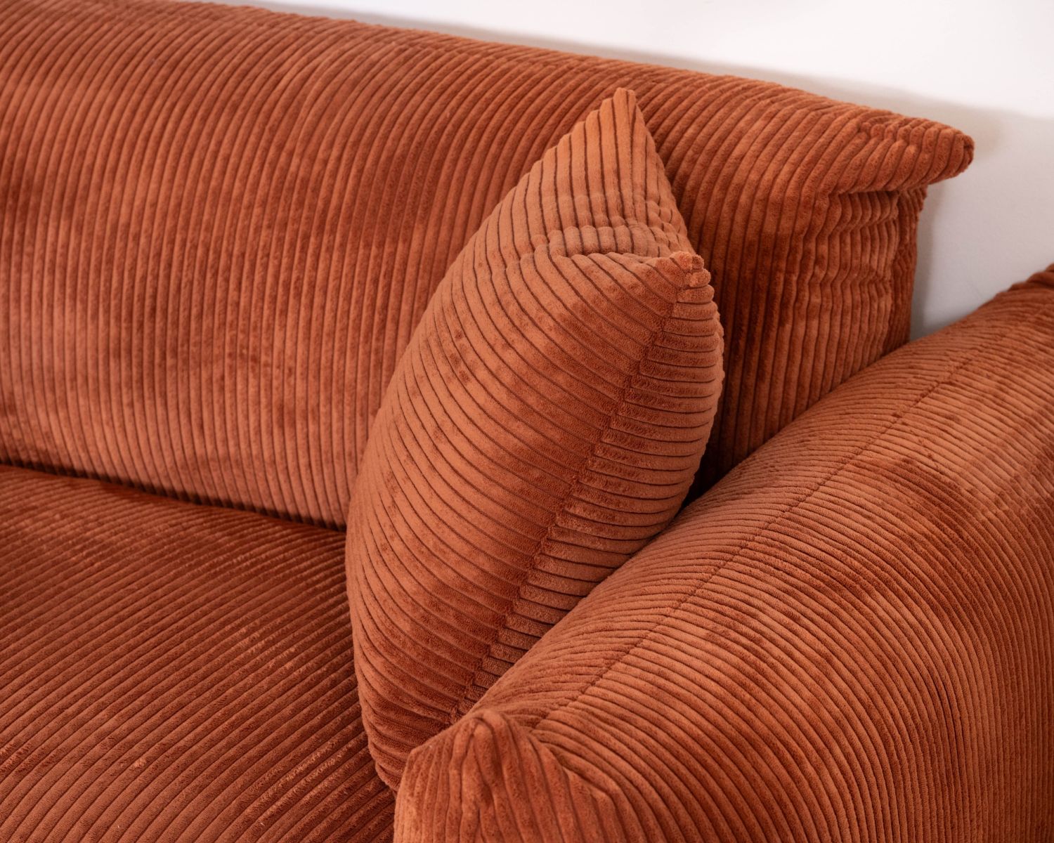 Divano a 3 posti in velluto a coste color terracotta "Moon", stile retrò