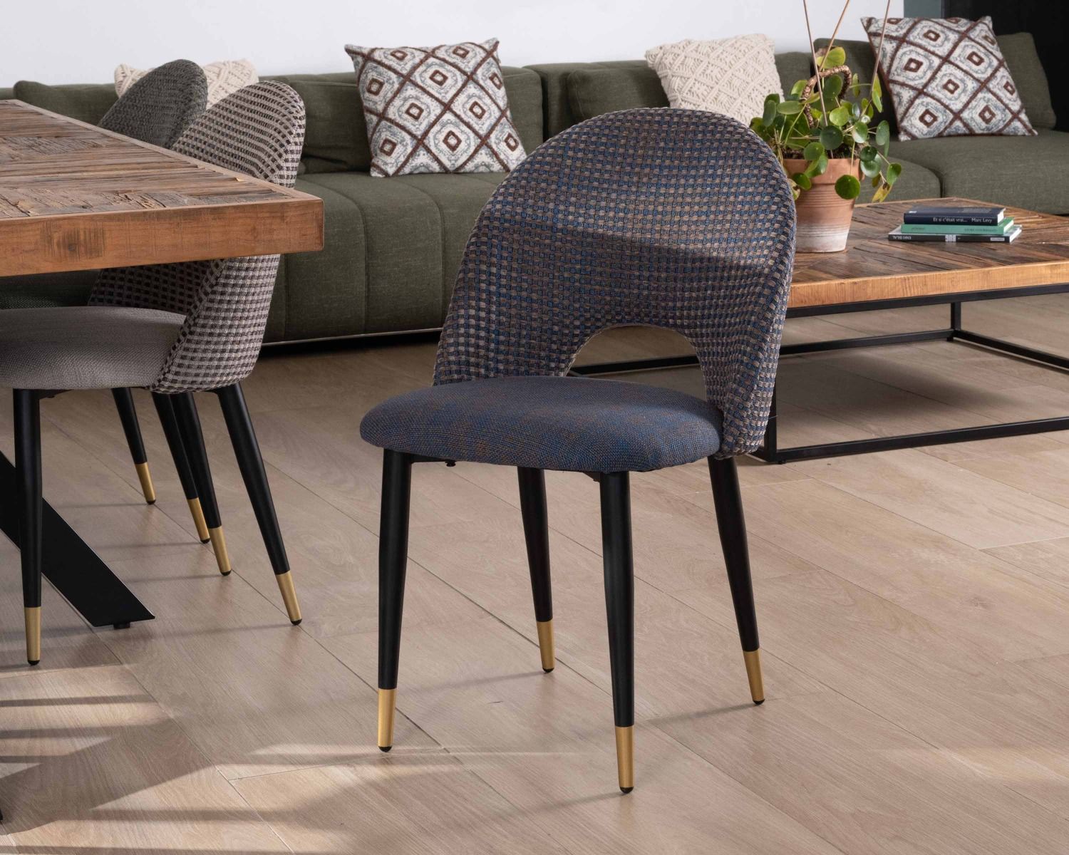 Set di 2 sedie "Vermont" in tessuto blu scuro con gambe in metallo laccato nero