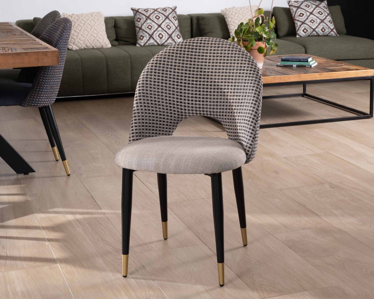 Set di 2 sedie "Vermont" in tessuto tortora con gambe in metallo laccato nero