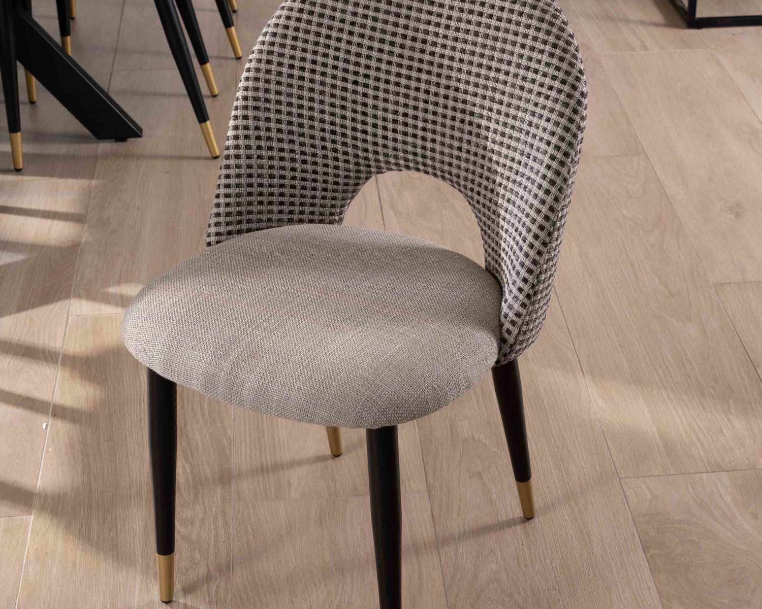 Set di 2 sedie "Vermont" in tessuto tortora con gambe in metallo laccato nero