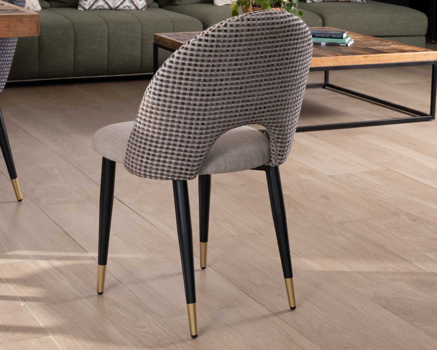 Set di 2 sedie "Vermont" in tessuto tortora con gambe in metallo laccato nero